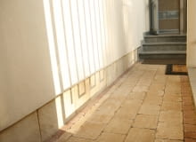 Podmurówkę, czyli cokół warto zaaranżować tak, aby razem z pozostałą częścią elewacji tworzyła estetyczną całość cokół wokół domu, podmurówka