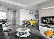 Do stołu z drewna palisandru, kupionego w sklepie z meblami kolonialnymi, dobrano lekkie krzesła z przezroczystego tworzywa sztucznego i metalu (IKEA). Blat oświetla lampa z kloszem z wypolerowanej na wysoki połysk stali. aranżacja wnętrz, szare wnętrza, salon