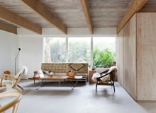 Meble w salonie różnią się od siebie kolorem i kształtem, jednak łączy je minimalistyczny styl. minimalistyczne wnętrze