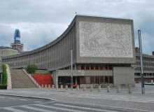Y-block w Oslo. Na fasadzie mural 'Rybacy'.