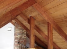 Naturalne drewno bardzo dobrze komponuje się z wszelkimi sposobami wykończenia wnętrz - z cegłą, białymi ścianami...itp konstrukcja dachu,krokwie,belki,dach