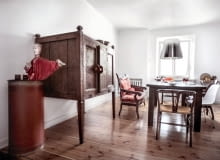 Chiński kabinet, stół z litego, egzotycznego drewna z Indonezji, obok sofa biedermeier i kolekcja krzeseł m.in. projektu Hansa J. Wegnera (model nr 24) oraz Charlesa i Ray Eamsów (DSR), oba z 1950 roku. Chiński kabinet, stół z litego, egzotycznego drewna z Indonezji, obok sofa biedermeier i kolekcja krzeseł m.in. projektu Hansa J. Wegnera (model nr 24) oraz Charlesa i Ray Eamsów (DSR), oba z 1950 roku.