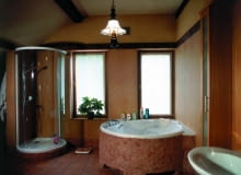 Mama i córka wprost przepadają za długimi kąpielami w dużej wannie z hydromasażem. Tata chętniej wybiera szybkie kąpiele pod prysznicem. Mama i córka wprost przepadają za długimi kąpielami w dużej wannie z hydromasażem. Tata chętniej wybiera szybkie kąpiele pod prysznicem.