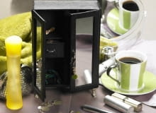 22.07.2008 ARANZACJA PRZEDMIOTOW - DEKORACJE , SKRYTKA NA BIZUTERIE , FILIZANKA ZE SPODKIEM CZTERY KATY STYLIZACJA JOANNA PLACHECKA FOT. AGATA JAKUBOWSKA / AGENCJA GAZETA PUBLIKACJA CZTERY KATY NR 10 (204) - 10 2008