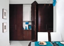 Aranżacja. W uporządkowanym, nowocześnie urządzonym wnętrzu kuchenny nieład towarzyszący przygotowywaniu posiłków mógłby razić. Stąd decyzja właścicielki, aby otwartą kuchnię ukryć za garderobianymi drzwiami. 05.02.2009