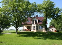 Klasyczny, stosunkowo nieduży dom z dwoma lukarnami. Jedną z nich umieszczono w połaci od strony ogrodowej realizacja projektu gotowego