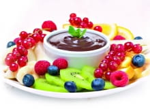 Czekoladowe Fondue: Porzeczki zanurzamy w gorącej masie, trzymając za ogonki, inne drobne owoce - na widelczyku. Czekoladowe Fondue: Porzeczki zanurzamy w gorącej masie, trzymając za ogonki, inne drobne owoce - na widelczyku.