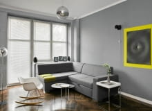 Szary, biały i żółty - te kolory są elementem przewodnim w&#8200;nowej aranżacji mieszkania w półwiecznej kamienicy. Designerski wystrój stworzono tu bez wielkich wydatków, korzystając z&#8200;pomysłowych rozwiązań projektantki. <BR /> MIESZKANIE. Kolory przewodnie w mieszkaniu to biel, szarość oraz ożywiający je&#8200;żółty, określony przez projektantkę jako&#8200;mieszanka cytryny z musztardą (pan domu stanowczo zaprotestował przeciwko zaproponowanej na początku akwamarynie).