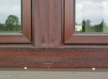 Otwór odwadniający pod słupkiem środkowym okna. 20.05.2003 WARSZAWA MARKI DOM JEDNORODZINNY OKNA PLASTIKOWE ELEWACJA DACH KOMINY