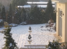 zima w ogrodzie, trawnik, śnieg