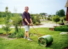 Na zakładanie trawnika najlepsze są pierwsze ciepłe wiosenne dni lub koniec lata, gdy nie dokucza już upał. ZAKLADANIE TRAWNIKA ETAP IX WALOWANIE WAL NARZEDZIE OGRODNICZE MEZCZYZNA PRACA FOT. SERWIS PRASOWY FIRMA GRAMINA DO JEDNORAZOWEJ PUBLIKACJI PUBLIKACJA OGRODY NR 8 (52) - 8.2003 PUBLIKACJA OGRODY NUMER SPECJALNY 2/2005 - TRAWNIK - 6.2005 PUBLIKACJA OGRODY NR 8 (76) - 8.2005 PUBLIKACJA OGRODY NR 4 (96) - 4 2007