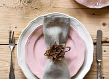 dekoracje na stół z szyszek WNETRZA , NAKRYCIE STOLU , NACZYNIA - TALERZE , EFEKTOWNA DEKORACJA OBRACZKI NA SERWETKE - SZYSZKOWA GWIAZDKA , KWIATEK STYLIZACJA MARTA NARBUT FOT. GUTEK ZEGIER PUBLIKACJA CZTERY KATY NR 12 (267) - 12 2013 SLOWA KLUCZOWE: WNETRZE NACZYNIE DEKORACJA ZDJĘCIE DO WKŁADKI: PUBLIKACJA CZTERY KATY NR 12 (267) - CZASOPISMA