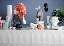 Na zdjęciu od lewej: 1. Figurka, 49,99 zł, IKEA 2. Wazonik, 79 zł, ohoo.pl 3. Wazon, 179 zł, BoConcept 4. Miseczki, 20 zł/szt., emwustudio.com 5. Wazon, 130 zł, Le Pukka 6. Wiszące ozdoby, od 11 zł/szt., Nap 7. Osłonka na doniczkę,29,90 zł, decorolka.pl 8. Figurka, 93 zł, Reset 9. Wazon, 140 zł, ohoo.pl (na nim papierowa mewa zrobiona w czasie sesji) 10. Pojemnik, 40 zł, emwustudio.com 11. Pudełko, 75 zł, Malabelle 12. Misa, 165 zł, Mesmetric 13. Świecznik, 39 zł, BoConcept 14. Młynek do pieprzu, 59,99 zł, IKEA 15. Kubek, 45 zł, Reset 16. Patera, 440 zł, Rosenthal 17. Wazon w kształcie głowy, 159 zł, Le Pukka 18. Blat, 99 zł; fronty kuchenne, 150 zł/szt., IKEA Na zdjęciu od lewej: 1. Figurka, 49,99 zł, IKEA 2. Wazonik, 79 zł, ohoo.pl 3. Wazon, 179 zł, BoConcept 4. Miseczki, 20 zł/szt., emwustudio.com 5. Wazon, 130 zł, Le Pukka 6. Wiszące ozdoby, od 11 zł/szt., Nap 7. Osłonka na doniczkę,29,90 zł, decorolka.pl 8. Figurka, 93 zł, Reset 9. Wazon, 140 zł, ohoo.pl (na nim papierowa mewa zrobiona w czasie sesji) 10. Pojemnik, 40 zł, emwustudio.com 11. Pudełko, 75 zł, Malabelle 12. Misa, 165 zł, Mesmetric 13. Świecznik, 39 zł, BoConcept 14. Młynek do pieprzu, 59,99 zł, IKEA 15. Kubek, 45 zł, Reset 16. Patera, 440 zł, Rosenthal 17. Wazon w kształcie głowy, 159 zł, Le Pukka 18. Blat, 99 zł; fronty kuchenne, 150 zł/szt., IKEA