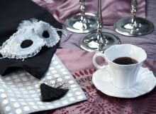 25.11.2009 WARSZAWA , SKLEP DOMUM , WNETRZA , TEMAT - KARNAWAL , WENECJA , DEKORACJE , INSPIRACJE WZORAMI Z DAWNYCH EPOK - MASKA KARNAWOLOWA , KOMPLET FILIZANKA ZE SPODKIEM