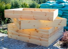 1. Skrzynia na grządkę powinna mieć wysokość 30-60 cm, szerokość maksimum 120 cm i podobną długość. Optymalna grubość desek to 5 cm. Deski w rogach skrzyni trzeba przykręcić śrubami do kantówek.