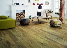 Deski warstwowe mogą być też utrzymane w naturalnym odcieniu drewna - z widocznymi sękami i wyrazistym rysunkiem słojów, podkreślonymi matowym wykończeniem deski warstwowe, podłogi