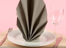 Jak elegancko złożyć papierową serwetkę? Jak elegancko złożyć papierową serwetkę?