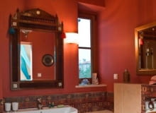 POWIEW WSCHODU. Punktem wyjścia w budowaniu atmosfery tej łazienki były podróże gospodarzy na Bliski i Daleki Wschód. Osiągając zamierzony efekt dekoracyjny, nie zaniedbano jednak funkcjonalności wnętrza. Są tu wszystkie niezbędne urządzenia sanitarne: kabina prysznicowa, duża umywalka, sedes. Do każdego z nich jest zapewniony swobodny dostęp. Pojemna szafka podumywalkowa z licznymi szufladami, zajmująca całą szerokość ściany, rozwiązuje problem przechowywania niezbędnych akcesoriów i ułatwia utrzymanie porządku. Początek aranżacji wnętrza dała mosiężna lampa sufitowa z Tajlandii. Dobrano do niej m.in. przywiezione z Egiptu lustro w ażurowej drewnianej ramie intarsjowanej masą perłową. W pomieszczeniu są dwa spore lustra i okno, dzięki czemu łazienka "nabrała oddechu". POWIEW WSCHODU. Punktem wyjścia w budowaniu atmosfery tej łazienki były podróże gospodarzy na Bliski i Daleki Wschód. Osiągając zamierzony efekt dekoracyjny, nie zaniedbano jednak funkcjonalności wnętrza. Są tu wszystkie niezbędne urządzenia sanitarne: kabina prysznicowa, duża umywalka, sedes. Do każdego z nich jest zapewniony swobodny dostęp. Pojemna szafka podumywalkowa z licznymi szufladami, zajmująca całą szerokość ściany, rozwiązuje problem przechowywania niezbędnych akcesoriów i ułatwia utrzymanie porządku. Początek aranżacji wnętrza dała mosiężna lampa sufitowa z Tajlandii. Dobrano do niej m.in. przywiezione z Egiptu lustro w ażurowej drewnianej ramie intarsjowanej masą perłową. W pomieszczeniu są dwa spore lustra i okno, dzięki czemu łazienka "nabrała oddechu".