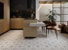 Współczesna interpretacja secesyjnych ornamentów na płytkach połączona z naturalnymi materiałami pozwala stworzyć ponadczasowe wnętrze. Współczesna interpretacja secesyjnych ornamentów na płytkach połączona z naturalnymi materiałami pozwala stworzyć ponadczasowe wnętrze.