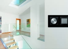 Producenci oferują różnego typu osprzęt do sterowania automatyką - od łączników i regulatorów po cyfrowe panele dotykowe Producenci oferują różnego typu osprzęt do sterowania automatyką - od łączników i regulatorów po cyfrowe panele dotykowe