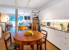 SOLIDNY STÓŁ Z LAT 50., pieczołowicie odrestaurowany przez Tomka, oraz krzesła z lat 20., z nową tapicerką. W głębi - fotel z tego samego okresu, ocalony ze śmietnika przez Weronikę. SOLIDNY STÓŁ Z LAT 50., pieczołowicie odrestaurowany przez Tomka, oraz krzesła z lat 20., z nową tapicerką. W głębi - fotel z tego samego okresu, ocalony ze śmietnika przez Weronikę.