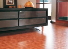 Współczesna wykładziny naśladują aktualne wzornicze trendy drewnianych podłóg, tutaj w postaci egzotycznego przemysłowego parkietu.