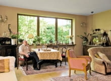 <B>Dzwonków i aniołów znajdziemy tutaj bez liku, ale największą pasją gospodarzy są piękne antyki. I chociaż dom już niemal pęka w szwach, gdy tylko pojawi się jakiś fascynujący egzemplarz, od razu znajdują dla niego miejsce - każdy mebel z duszą może tu bowiem liczyć na ciepły kąt i troskliwą opiekę.</B> <BR />Obite welurem mahoniowe krzesła pochodzą z okresu Ludwika Filipa. Na oparciu każdego z nich wyrzeźbiono inny motyw roślinno-owocowy.