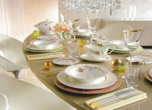 <B>Na co dzień wygodniej jest używać zwykłych naczyń, które można myć w zmywarce i wstawiać do kuchenki mikrofalowej. Na domowe uroczystości przyda się bardziej elegancki zestaw. Niezależnie od okazji wybierzmy taki, który będzie nie tylko gustowny, ale także trwały i praktyczny.</B> <BR >JADALNIA - SERWISY. Golden Garden, porcelana; talerz płytki, 185-339 zł (zależnie od wielkości i dekoracji), talerz głęboki, 185 zł, talerz deserowy, 95 zł, sosjerka, 205 zł, waza, 1615 zł, Villeroy & Boch DE: Friends 14 EN: Friends 14 FR: Friends 14