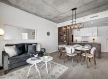 Apartament z betonowym sufitem