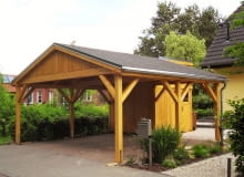 Wolno stojąca drewniana wiata samochodowa z dwuspadowym dachem krytym gontem bitumicznym <SAMSUNG DIGITAL CAMERA>