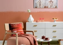 <B>W roli głównej miedziany oranż. Ten ciepły, a zarazem spokojny odcień, który powstał po złamaniu barwy pomarańczowej kroplą brązu, atrakcyjnie wygląda z wieloma kolorami. My proponujemy zestawić go z bardzo jasnym różem albo szarością.</B> <BR> <p> </p> MEBLE: komoda - 1355 zł, stolik - 399 zł, Le Pukka, fotel - 3290 zł Another Design. <BR> POZOSTAŁE: dywanik-futrzak - 49,99 zł, IKEA; fotografia (na ścianie) -124 zł, Meble Vox; pies z papier-mâché, proj. Leszek Puchalski - 460 zł, Reset; na komodzie: wazon - 98,90 zł, sztuczny kwiat - 12,20 zł, Eurofirany Targówek; świecznik (origami) - 39 zł, świeczniki - 49 zł/szt., BoConcept; patera - 69,90 zł, Duka; na stoliku: filiżanka - 29,90 zł, cukiernica - 29,90 zł, Duka; na fotelu: poduszka - 40 zł, Meble Vox, koc - 389 zł, BoConcept; <BR> NA  ŚCIANIE: farby z mieszalnika Miedziany oranż C9.21.58 i jasny róż B1.08.72 85 zł/2,2 l Dulux ozdoby, kolory, kolorystyka, malowanie