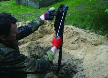 W uszkodzonej rurze kanalizacyjnej, do której dostają się korzenie drzew, stopniowo powstaje zator uniemożliwiający odpływ ścieków zapchana kanalizacja