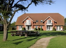 Na bliźniaka potrzeba mniej ziemi niż na dom wolno stojący i trochę mniej materiałów budowlanych. Na bliźniaka potrzeba mniej ziemi niż na dom wolno stojący i trochę mniej materiałów budowlanych.