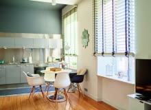 Drewniane żaluzje pasują do każdego wnętrza – te w jasnych kolorach pięknie prezentują się w kuchni, dzięki nim jest tu i światło, i cień. Żaluzje okienne