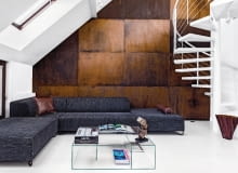 Apartament w pełni wykorzystuje swoje podniebne położenie. Okna w ścianach i połaciach dachu zalewają pokoje światłem, sprawiając, że pogoda staje się komponentem aranżacji. mieszkanie