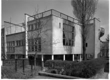 Dom własny Bohdana Lacherta przy ul. Katowickiej 9 w Warszawie, widok od strony ogrodu, fot. Witalis Wolny, 1972, Instytut Sztuki Polskiej Akademii Nauk Dom własny Bohdana Lacherta przy ul. Katowickiej 9 w Warszawie, widok od strony ogrodu, fot. Witalis Wolny, 1972, Instytut Sztuki Polskiej Akademii Nauk