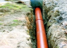 Rura kanalizacyjna prowadząca do szamba powinna być ułożona poniżej głębokości przemarzania gruntu i bez ostrych załamań fot. Grzegorz Otwinowski