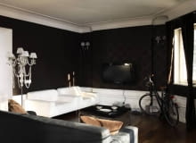 Bogate formy i niedrogie materiały, dekoracyjność i minimalizm - wystrój salonu opiera się na kontrastach. Dlatego też płaski telewizor zawieszony na ścianie z barokową dekoracją w tym przypadku jest bardzo na miejscu. WNETRZA LACZENIE STYLOW SALON MEBLE