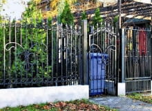 Śmietnik tuż przy płocie i przy granicy z sąsiadem - daleko od wejścia - to optymalne rozwiązanie, na które niestety nie wszyscy będą mogli sobie pozwolić Śmietnik tuż przy płocie i przy granicy z sąsiadem - daleko od wejścia - to optymalne rozwiązanie, na które niestety nie wszyscy będą mogli sobie pozwolić