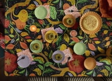 Talerze i obrus z kolekcji HÖSTAGILLE