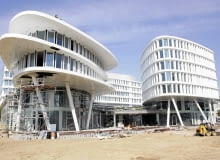 Kompleks biurowy Business Garden 11.09.2012 WARSZAWA , ULICA ZWIRKI I WIGURY . BUDOWA KOMPLEKSU BIUROWEGO BUSINESS GARDEN WARSZAWA . DEWELOPEREM PROJEKTU JEST FIRMA SWEDECENTER , A GENERALNYM WYKONAWCA HOCHTIEF POLSKA . FOT. PRZEMEK WIERZCHOWSKI / AGENCJA GAZETA SLOWA KLUCZOWE: BUDOWA ARCHITEKTURA GARTEN BUSINESS INWESTYCJA INWESTYCJE