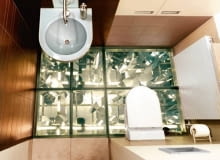 Aranżacje. Salon luster. Propozycja wyłącznie dla odważnych. Pierwsza warstwa podłogi to rozrzucone na szkle kawałki luster i fotografie. Właściwą posadzkę tworzą tafle hartowanego szkła ujęte w metalowe ramy. Całość migotliwa i zmienna niczym kalejdoskop. Aranżacje. Salon luster. Propozycja wyłącznie dla odważnych. Pierwsza warstwa podłogi to rozrzucone na szkle kawałki luster i fotografie. Właściwą posadzkę tworzą tafle hartowanego szkła ujęte w metalowe ramy. Całość migotliwa i zmienna niczym kalejdoskop.