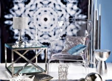 <B>Tworzywa o przejrzystości kryształu, metal polerowany na wysoki połysk, puchate futra i szkło w trawione wzory wyglądające jak malowane przez mróz. Przedmioty z takich materiałów wprowadzą do zwyczajnego wnętrza bajkowo-zimową atmosferę.</B> <BR />DEKORACJE. Witamy w baśniowym świecie. Fototapeta, 184 x 184 cm - 26,60 zł, Leroy Merlin; stolik - 2690 zł, Bed & Breakfast; na stole: lampa - 495 zł, Ekoline; świeczniki - 80 i 136 zł, Villa Italia; ozdoby choinkowe - ok. 20 zł/opakowanie, Tesco; fotel - 1089 zł, Cube; poszewka na poduszkę (srebrna, na fotelu) - 49 zł, home&you; poduszki (na fotelu i podłodze) -199 zł/szt., BoConcept; ażurowe naczynie (przy fotelu) - 499 zł, Alessi; stołek - 550 zł, Red Onion; świecznik podłogowy - wzór, BoConcept; na podłodze: wazon (przewrócony) - 345 zł, Almi Decor; patery - 255 zł/2 szt., Eurofirany; świeczniki (kule) - 12,99 i 29,99 zł, dywan - 199,99 zł, IKEA. 2010.10.14 , DEKORACJE , CZTERY KATY , STYLIZACJA JOANNA PLACHECKA