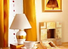 Jeśli chcemy dodać blasku jednobarwnej lampce z ceramiczną podstawą, udekorujmy ją złotymi pasami. Podobną technikę (obok pokazujemy kolejne etapy pracy) możemy wykorzystać do ozdobienia innych domowych drobiazgów, np. ramek albo szkatułek. Złoto w płatkach, brokat i kleje kupimy w sklepach z materiałami dla plastyków.