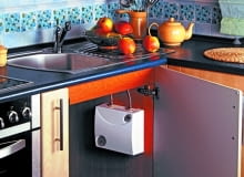 Podgrzewacz o małej pojemności łatwo ukryć w szafce pod zlewem