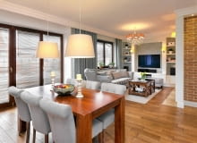 Czy do wnętrza inspirowanego stylem angielskim da się przemycić akcenty marynistyczne? To na pozór karkołomne przedsięwzięcie udało się w tym domu. Dzięki spójnej koncepcji wystroju, którą zaproponowała projektantka, odmienne upodobania gospodarzy nie były przeszkodą w stworzeniu przytulnego domostwa. <BR /> DOM. Angielski charakter salonu podkreśliły listwy sztukateryjne, prążkowany fotel uszak oraz stylowy kominek (w całej okazałości można go podziwiać na następnej stronie). Czy do wnętrza inspirowanego stylem angielskim da się przemycić akcenty marynistyczne? To na pozór karkołomne przedsięwzięcie udało się w tym domu. Dzięki spójnej koncepcji wystroju, którą zaproponowała projektantka, odmienne upodobania gospodarzy nie były przeszkodą w stworzeniu przytulnego domostwa. <BR /> DOM. Angielski charakter salonu podkreśliły listwy sztukateryjne, prążkowany fotel uszak oraz stylowy kominek (w całej okazałości można go podziwiać na następnej stronie).