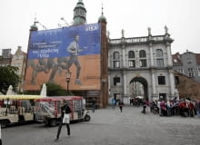 Nielegalna reklama na Dworze Bractwa Św. Jerzego 04.06.2013 Gdansk . Nielegalna reklama na Zlotej Bramie . Fot. Dominik Sadowski / Agencja Gazeta SLOWA KLUCZOWE: Bon Jovi