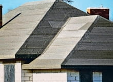 Tradycyjny sposób wykonania wstępnego krycia - papa na pełnym deskowaniu `DOM Z DACHEM KRYTYM PAPAFOT. RAFAL POLAK - KUCHTAPUBLIKACJA LADNY DOM NR 8 (58) - 8.2003