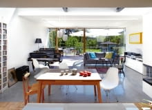 W salonie kolekcja krzeseł: czarne drewniane, po babci Kaspra, przyjechało z Holandii (Lounge chair by Lena Larsson for Nesto, lata 60.); białe Panton i model Charlesa i Ray Eamesów. Obok krzesła ze sklejki z 1956 r. Nad dębowym stołem z Habitatu klosze z lat 60. dom, apartament, mieszkanie