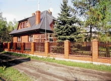 Widok na dom od strony ulicy